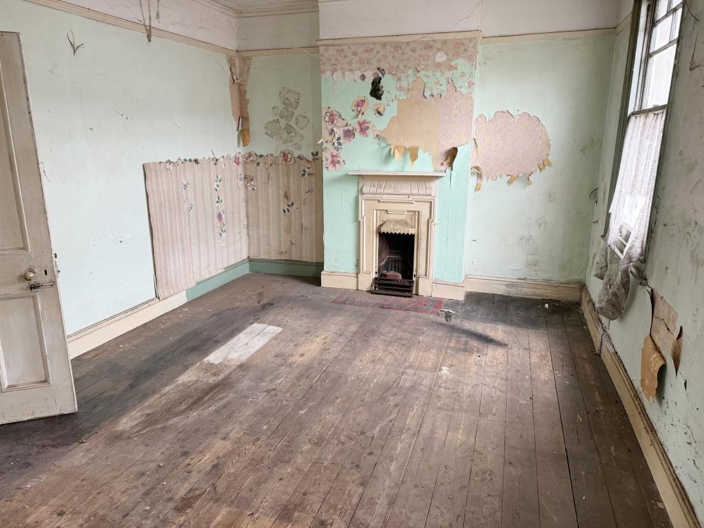 Lot: 135 - TERRACE HOUSE FOR TOTAL REFURBISHMENT - Bedroom 1